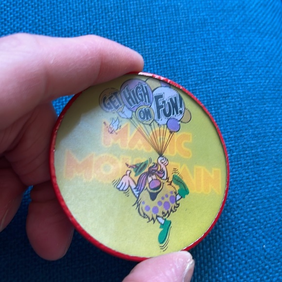 Magic Mountain vintage 90s pin - Picture 3 of 4